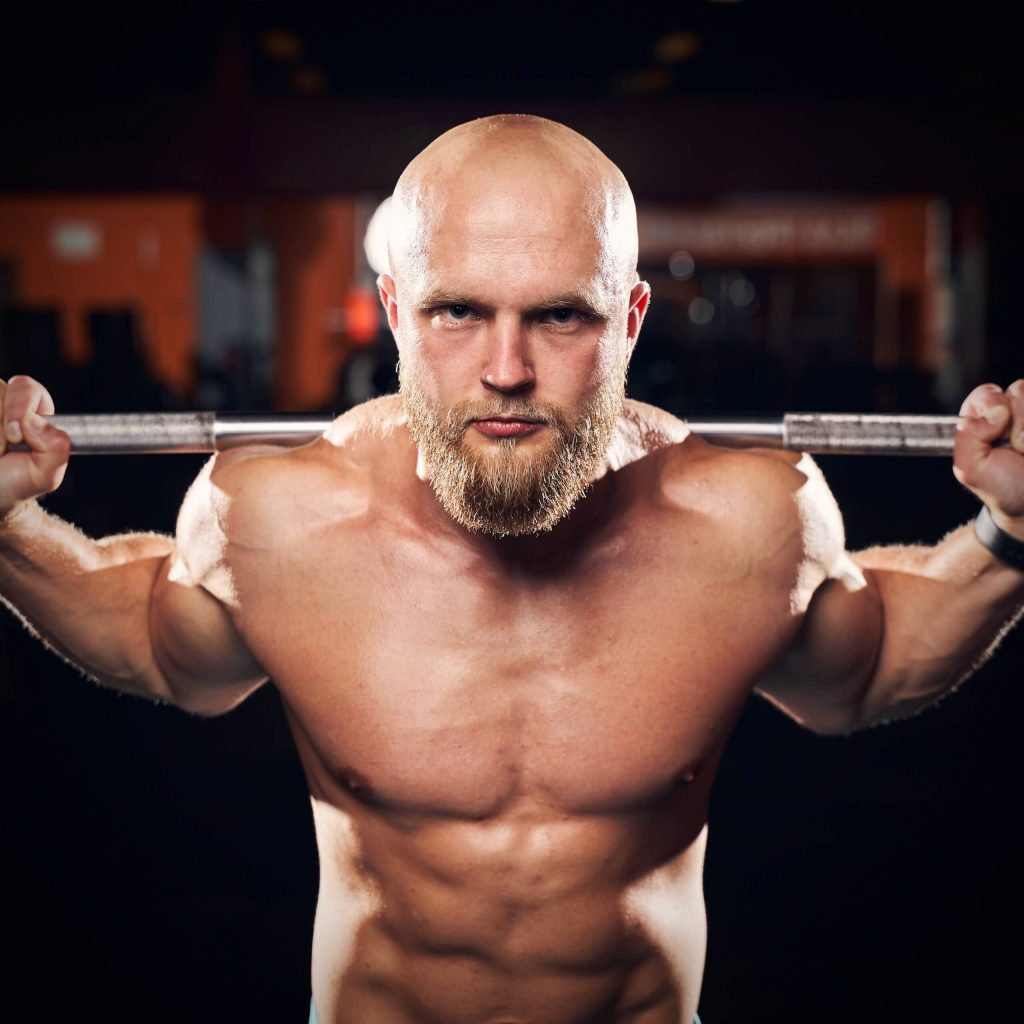 Descubre 3 bases para construir piernas masculinas más fuertes y funcionales.